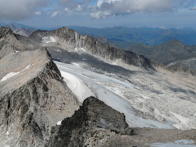 Image by Hans Braxmeier from Pixabay