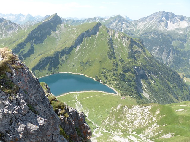 Image by Hans Braxmeier from Pixabay